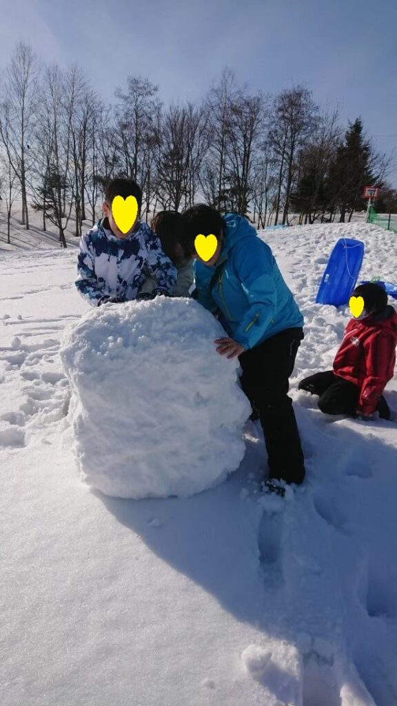 雪遊びの様子です。子供たちは寒さにも負けず元気です