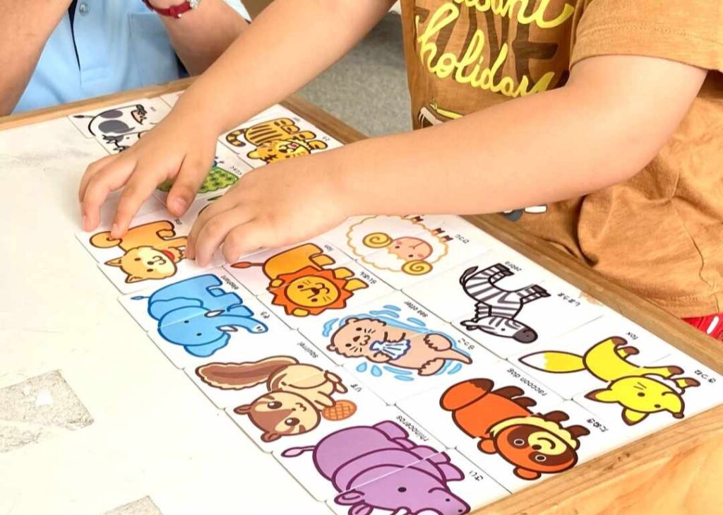 【津市】 子ども発達未来塾一身田 - 「療育風景」絵カード、上手に並べることが出来ました。 動物の名前も理解出来るようになりました。
