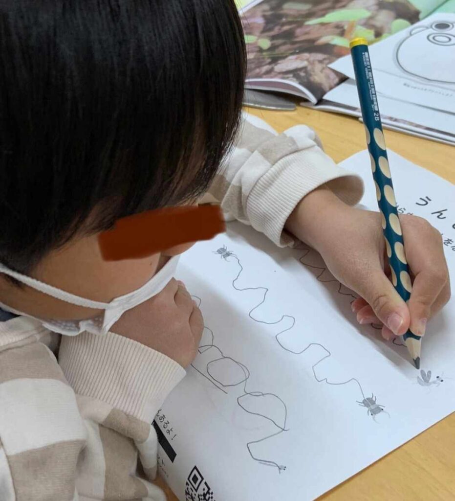 【津市】 子ども発達未来塾一身田 - 左利き用の鉛筆を使ったらしっかり鉛筆を握れるようになりました
